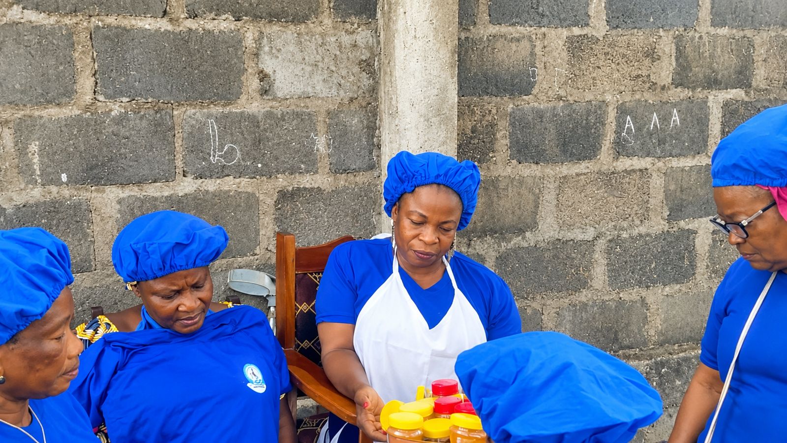Les membres de l'atelier préparent des produits