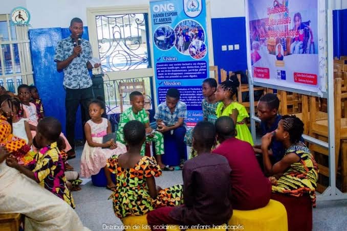 Un animateur prend la parole devant les enfants pendant la cérémonie