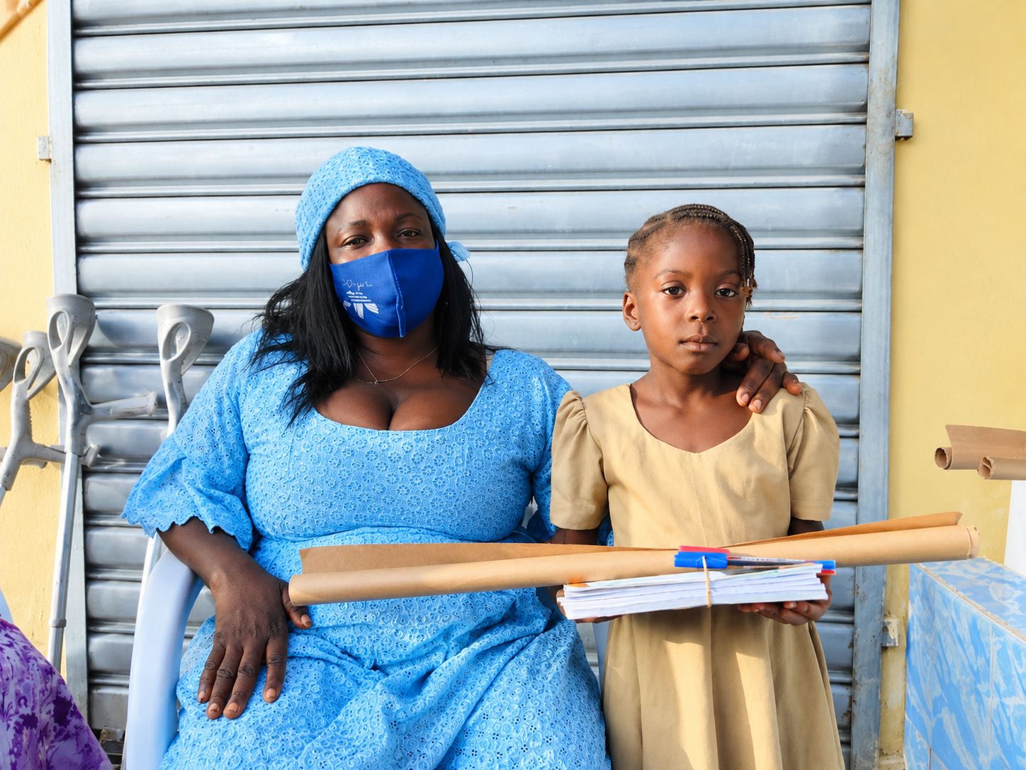 Une mère et sa fille avec les fournitures reçues