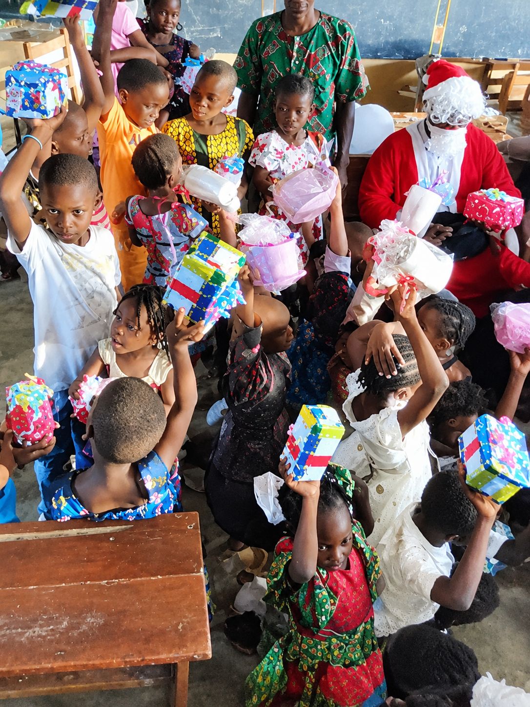Le Père Noël avec les enfants en classe