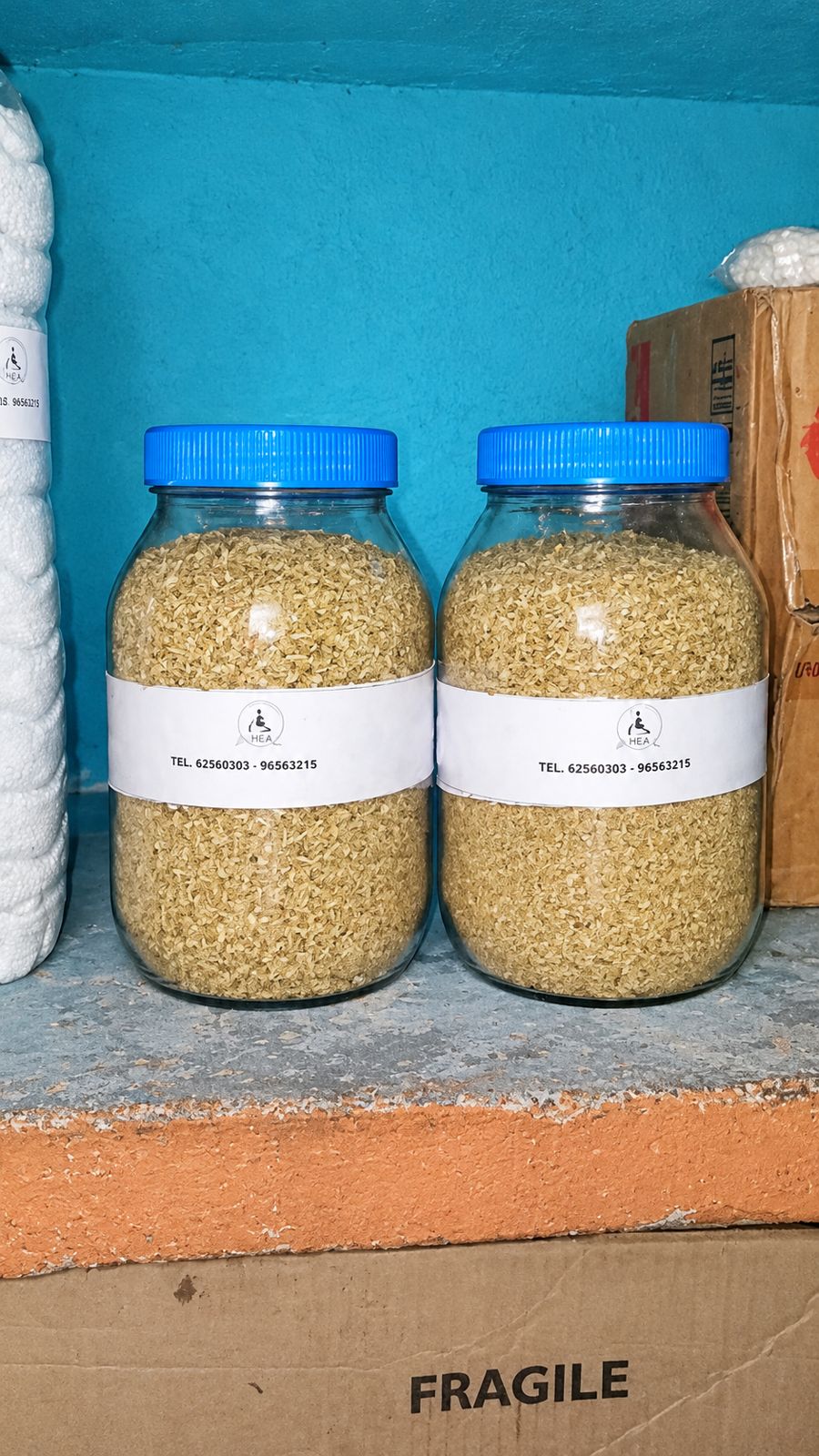 Bocaux d'herbes séchées étiquetés HEA